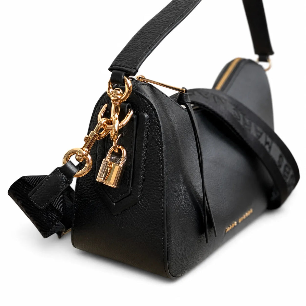 Marc Jacobs black pebbled leather | Classic tote bag style  large capacity  can be worn crossbody or carried by hand
