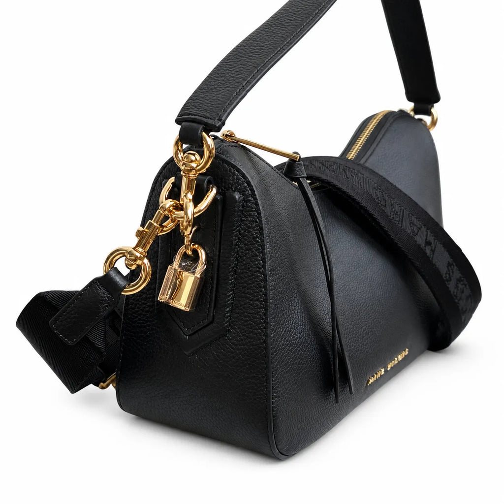 Marc Jacobs black pebbled leather | Classic tote bag style  large capacity  can be worn crossbody or carried by hand