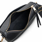 Marc Jacobs black pebbled leather | Classic tote bag style  large capacity  can be worn crossbody or carried by hand