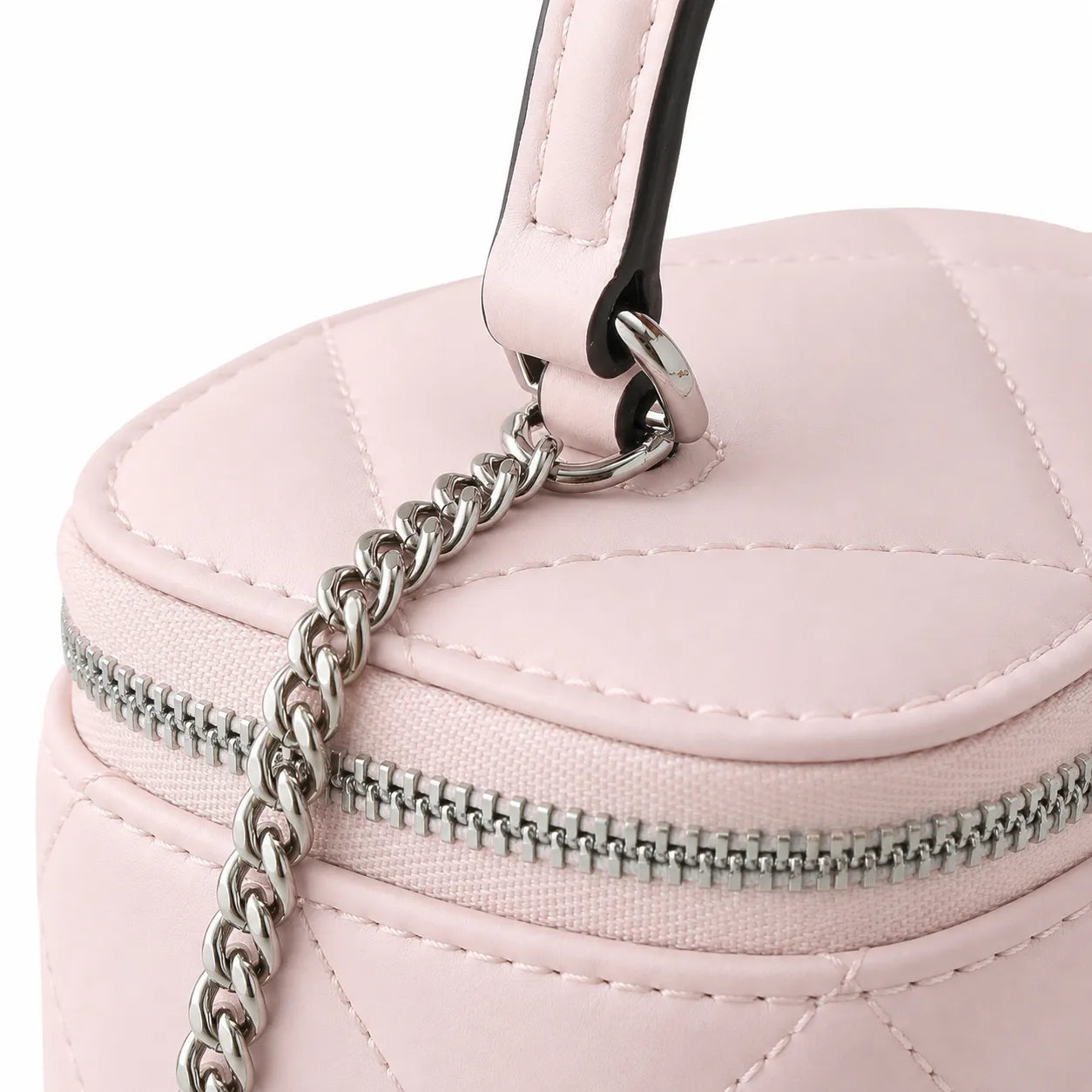 Tory Burch Kira soft pink lambskin bag with detachable chain shoulder strap A small and elegant cosmetic bag that can also be worn crossbody suitable for women